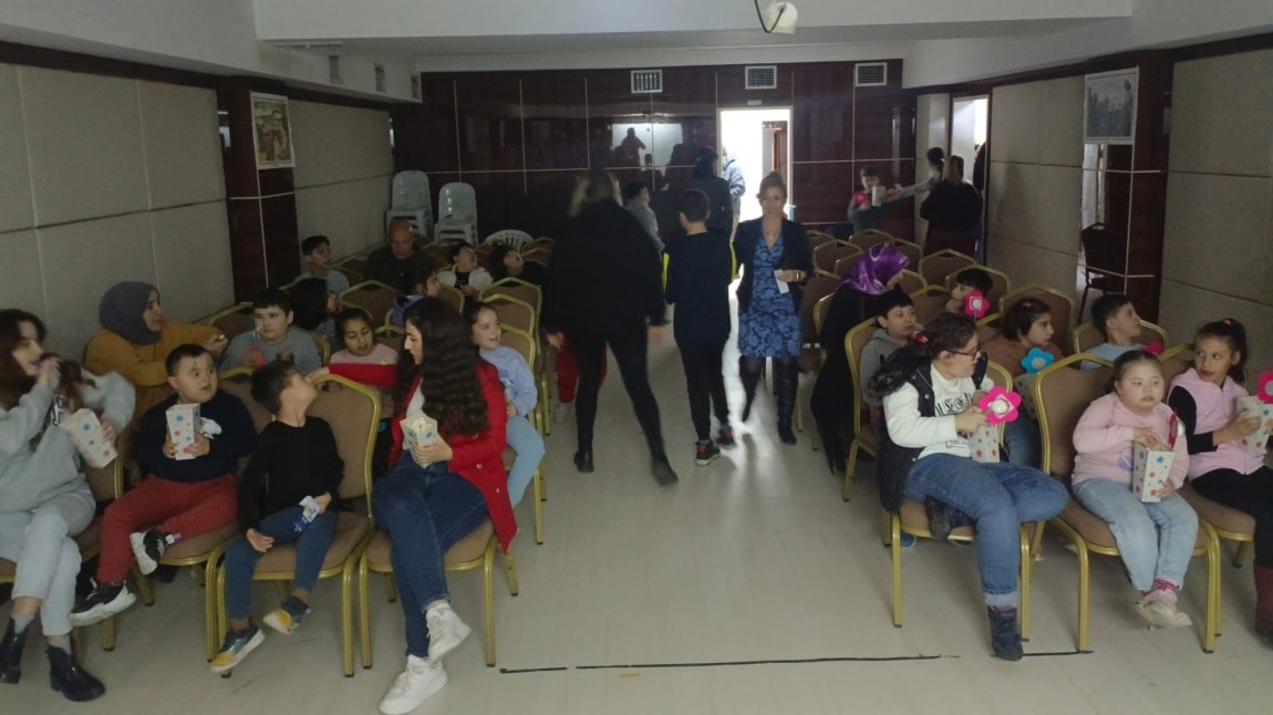 23 NİSAN COŞKUSU ÇOCUK FİLMLERİ GÖSTERİMİ İLE DEVAM EDİYOR